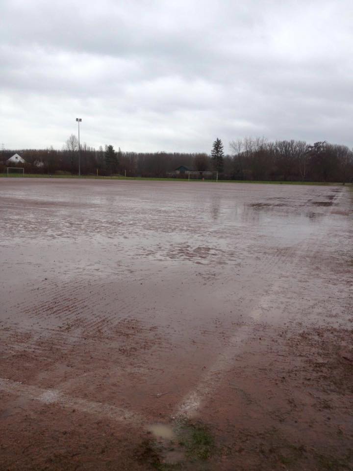 20.02.2016 Unbespielbarer Platz im TSV Stadion Trebur
